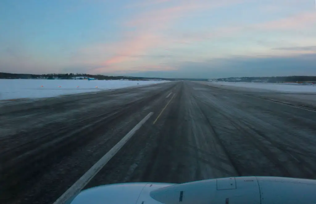 Landing at Säve airport, march 2010