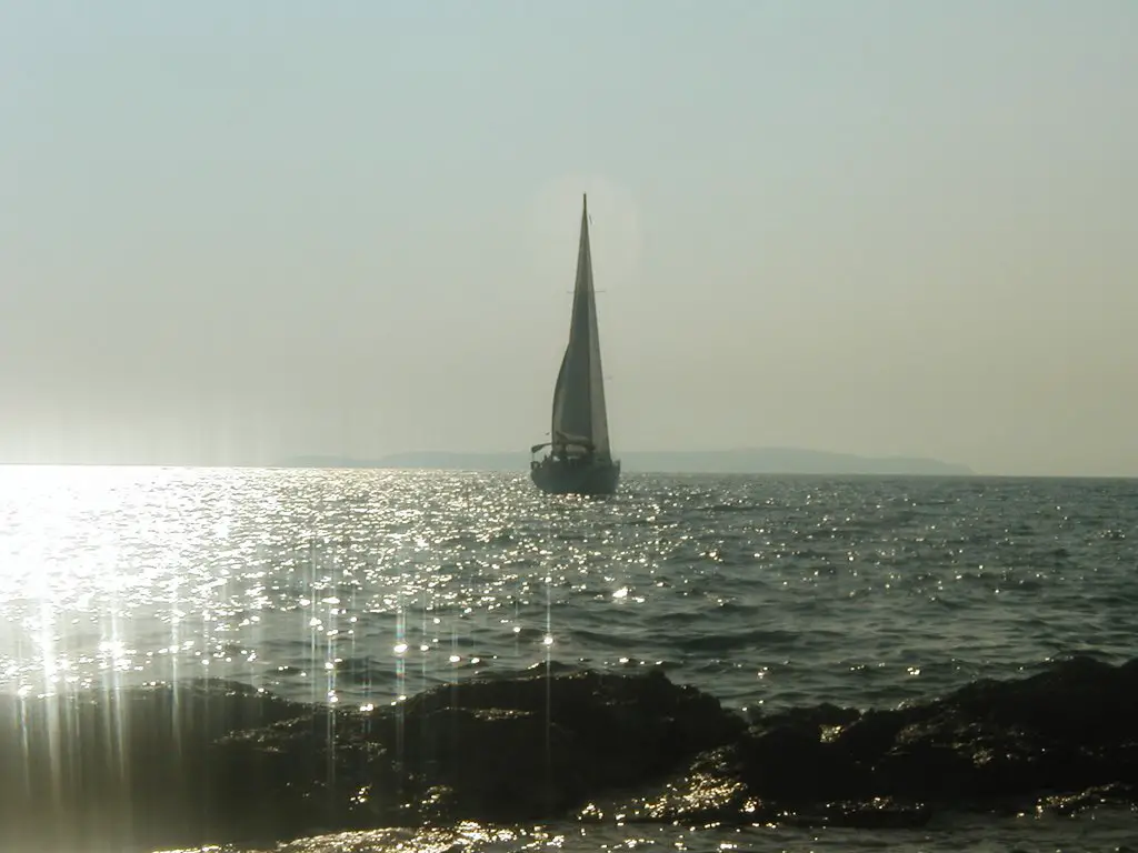 Segelschiff vor dem Strand