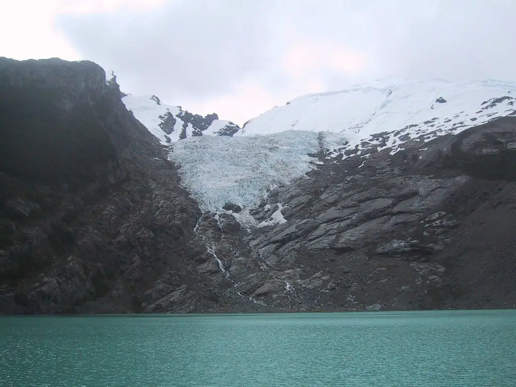 Laguna y Glaciar Huemul