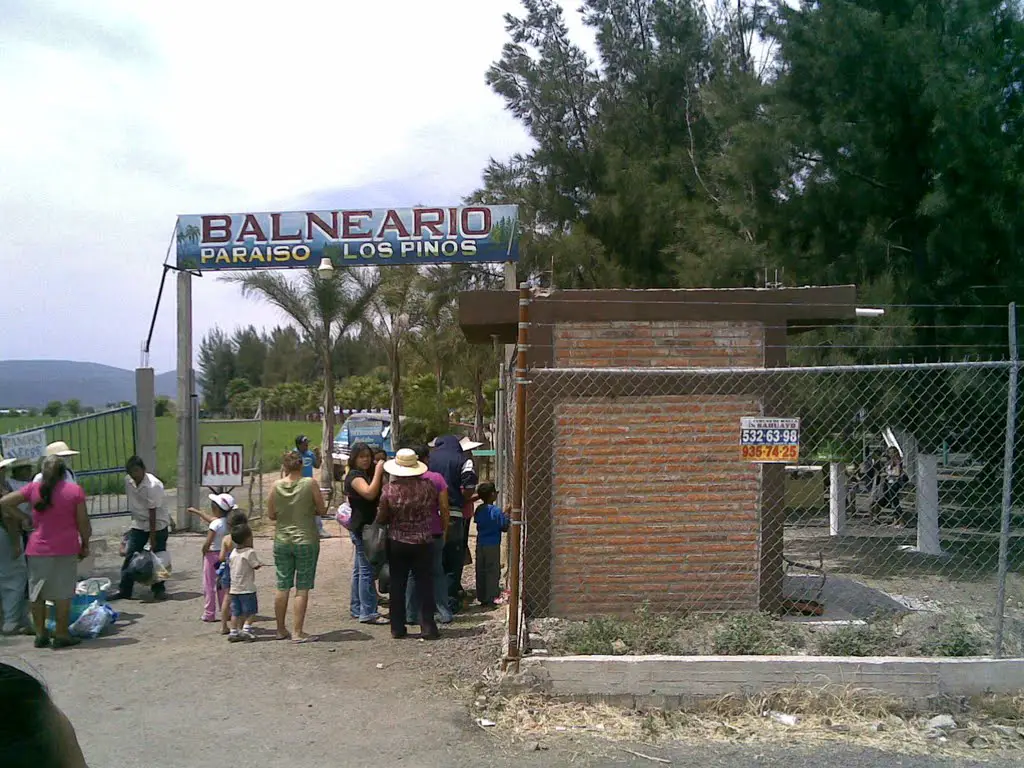 Acceso al Balneario Paraiso Los Pinos sobre la carretera rual El Refugio-La  Colonia-Yurecuaro 