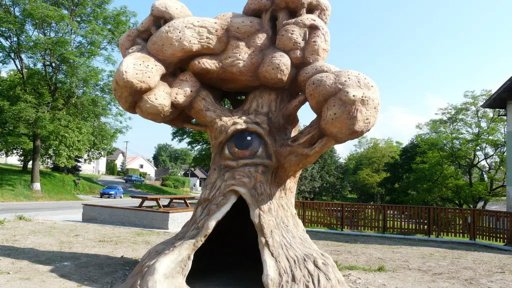 Celkový  pohled  na  sochu  stromu