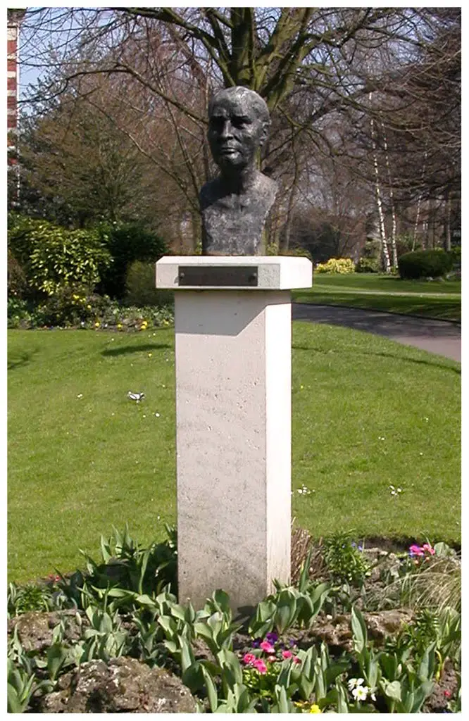 LILLE-HELLEMMES - Buste de François Mitterrand