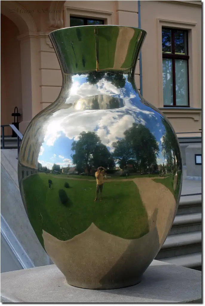 Vase links vor dem Eingang vom Schloß Ribbeck