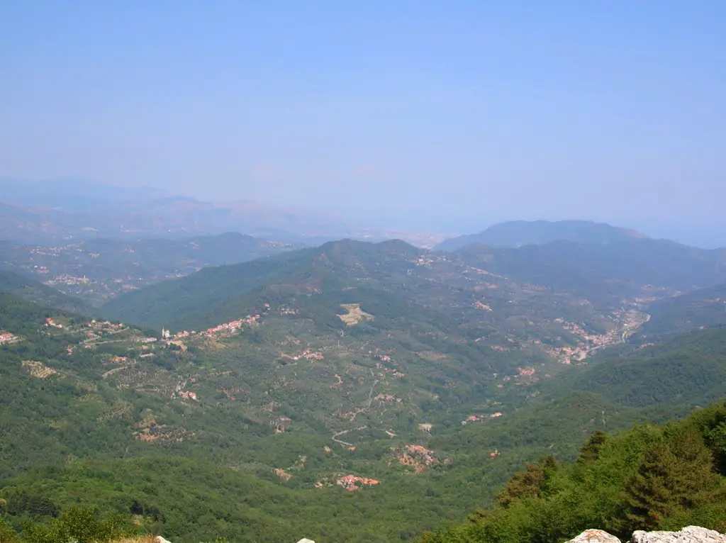 Veduta della Valle Arroscia dal Pizzo d'Evigno