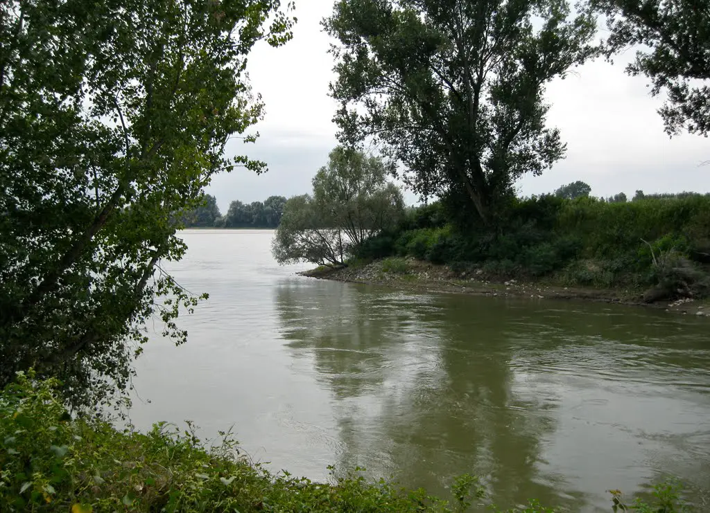 Confluenza Mincio in Po.Mincio and Po rivers confluence.