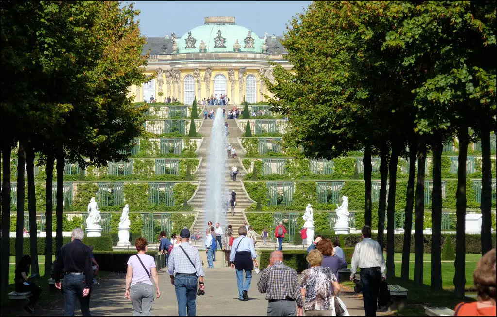 Schloss Sanssouci (1745–1747) mit den Weinbergterrassen - seit 1990 Weltkulturerbe der UNESCO in Potsdam im Bundesland Brandenburg.