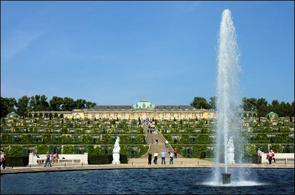 Schloss Sanssouci (1745–1747) mit den Weinbergterrassen - seit 1990 Weltkulturerbe der UNESCO in Potsdam im Bundesland Brandenburg.