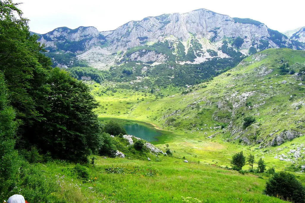 Treskavica - pogled na Veliko jezero i Krajačića klanac sa Sakaratove kule