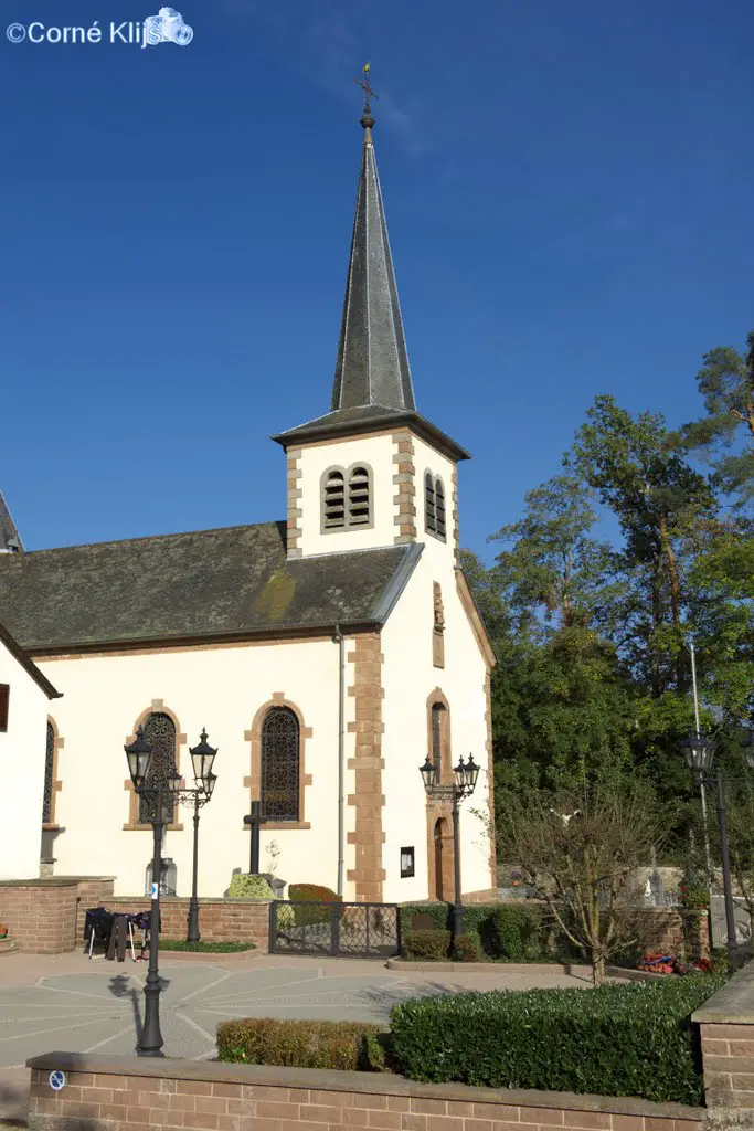 De kerk van Colmar-Berg (Lux), deze kleine kerk grenst aan het domein van de Groothertog van Luxemburg