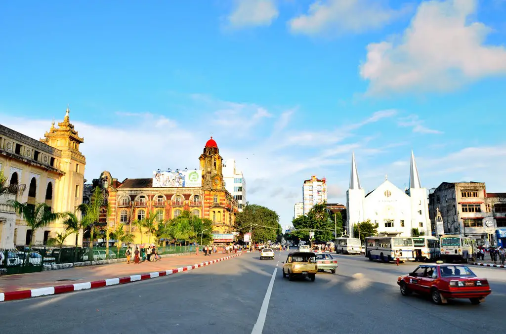 Yangon City Hall - 양곤시청앞