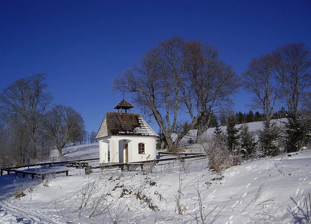Bei Zhuri, (Haidel am Ahornberg): Die kleine Kapelle erinnert an einst blühendes Dorf.