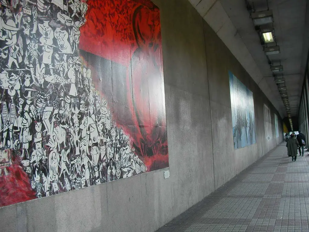 六本木駅から国立新美術館へ向う途中の 六本木トンネル ストリートペインティングが壁面を飾り すでに美術館が始まっているかのよう Mapio Net