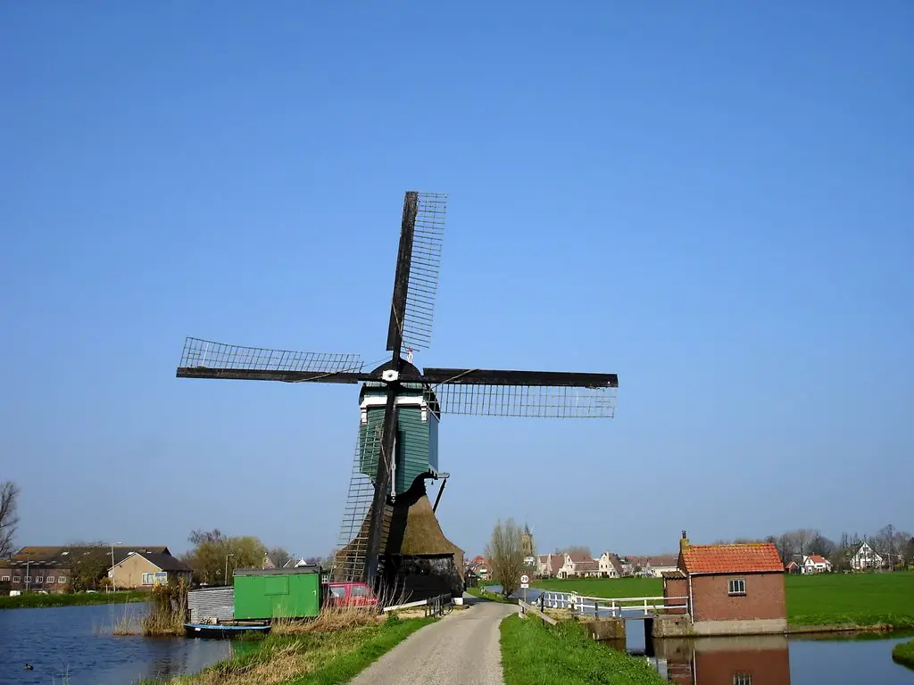 Netherlands, Groot-Ammers, Drainage mill "De Gelkenes Molen" built prior to 1596, April 2005 