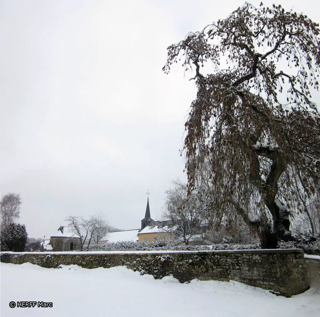 Arlon: Die Ortschaft Guirsch - Kirche und Schloss
