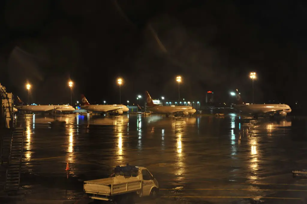 Yağmurda Atatürk Hv.Alanı - Atatürk Airport in rain 03 --Erdal