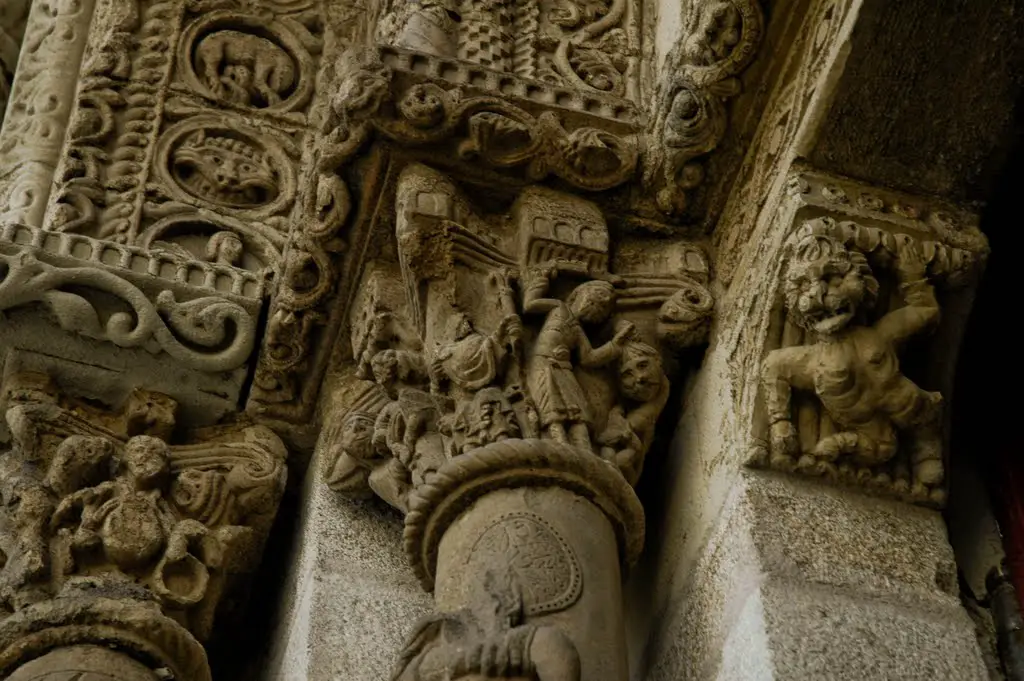 Détail du portail de l'église de Bourg-Argental
