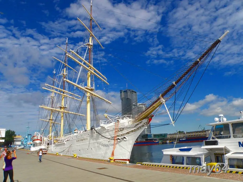Gdynia : Skwer Kościuszki - widok na "Dar Pomorza"