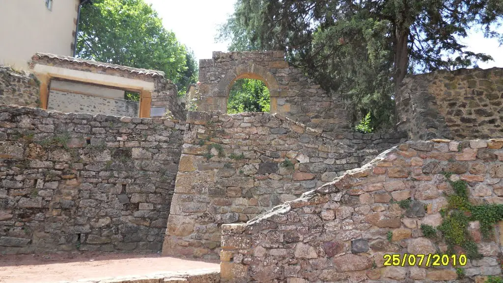Dans les ruines du château de Ternand