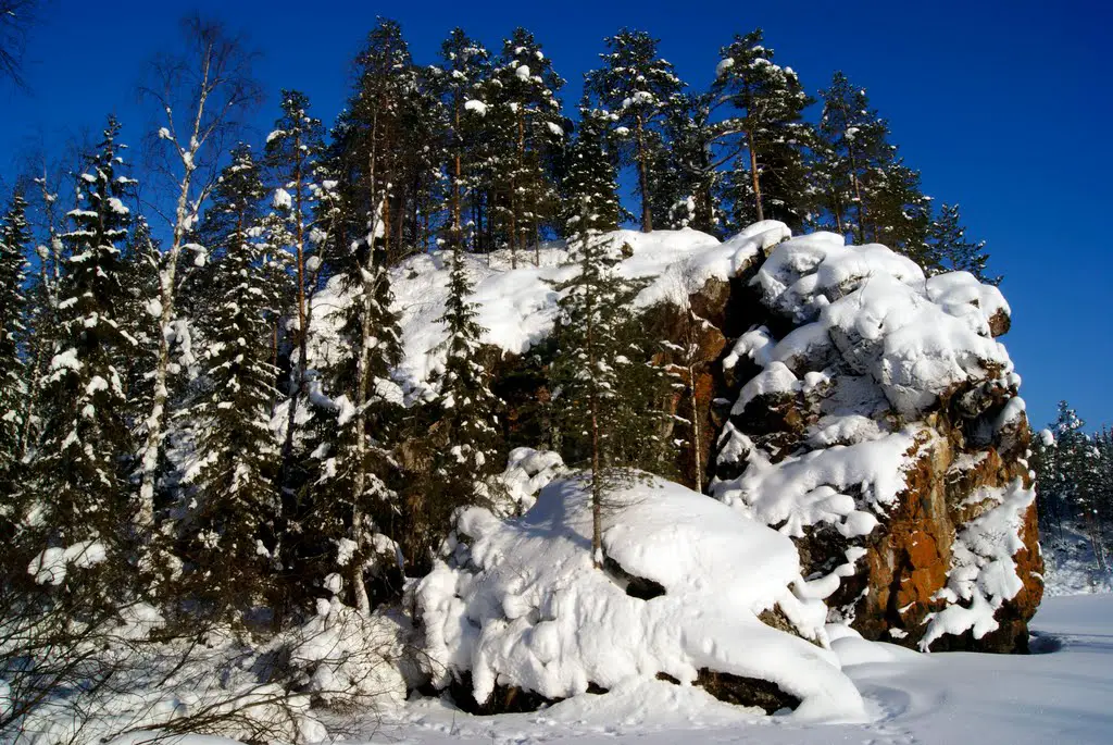Roca al borde del lago Ala-Juumajärvi