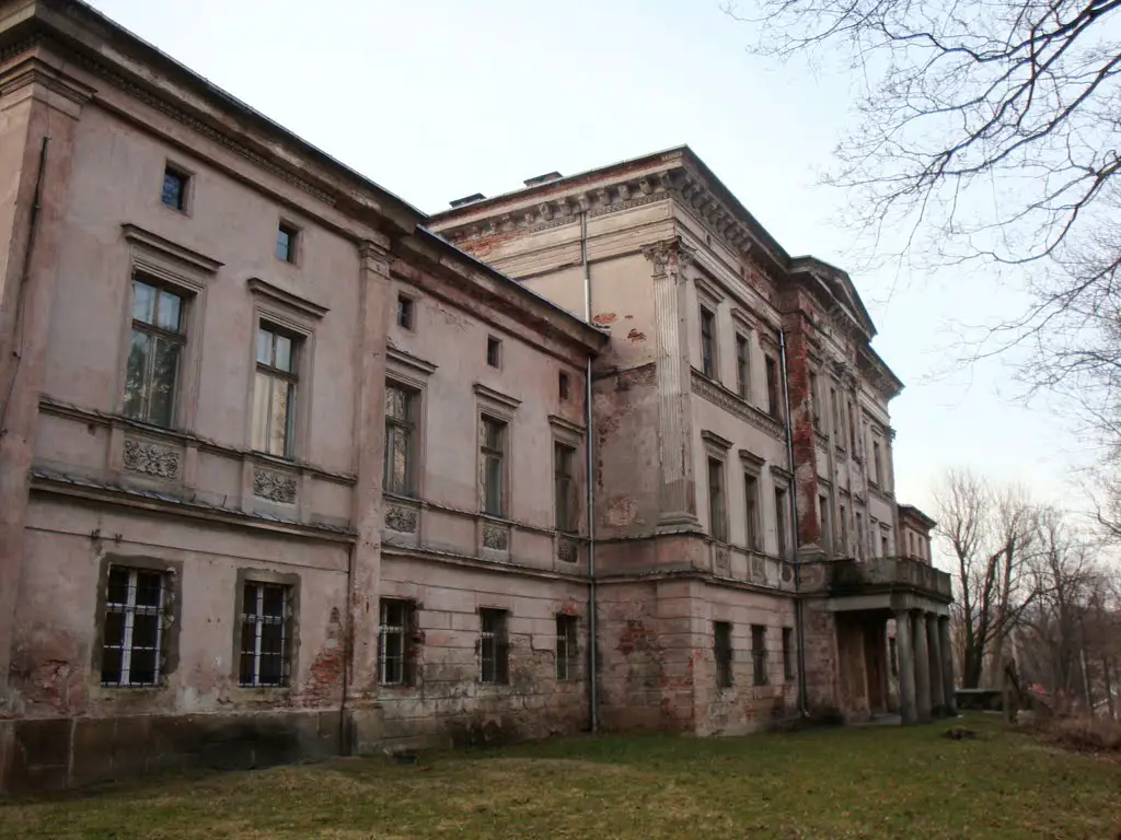 Jedlina Zdrój - palace; built in 17th c., rebuilt in neoclassic style in 19th c. (garden site). Presently under renovation.