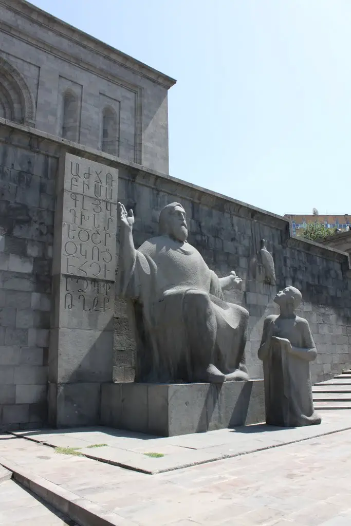 Памятник Месропу Маштоцу перед входом в Матенадаран - хранилище древних рукописей