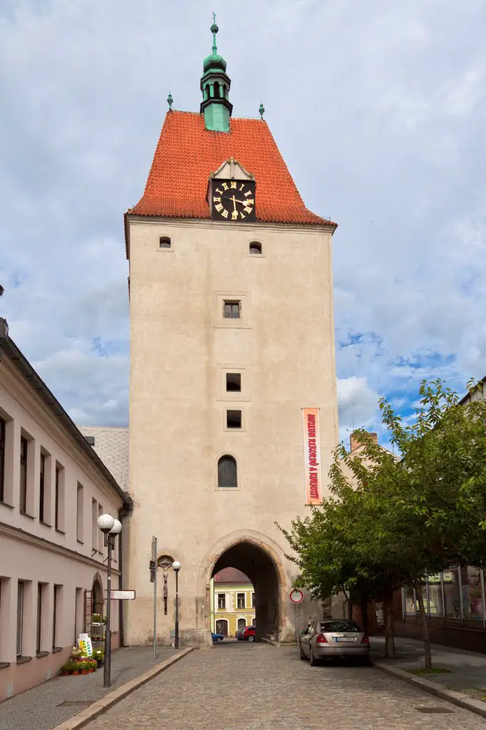 Jihlavská (Dolní) brána -  V Jihlavské bráně sídlí Muzeum rekordů a kuriozit. Nachází se zde zhruba 250 exponátů umístěných v pěti patrech.