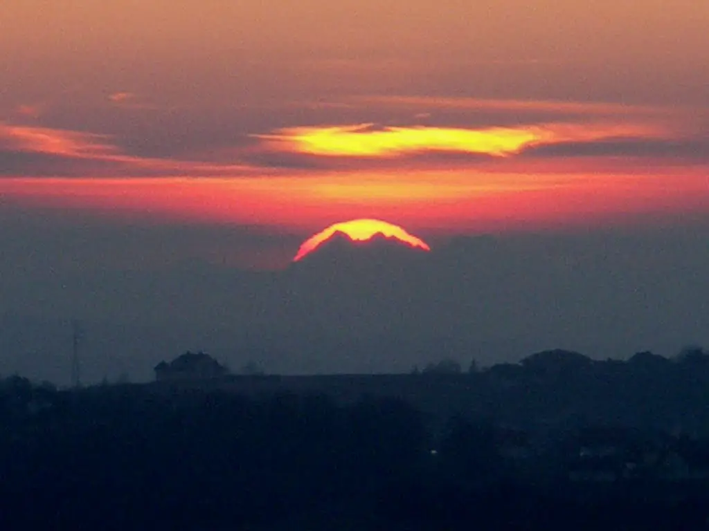 Zachód Słońca za Łomnickim Szczytem obserwowany z Magdalenki k. Rzeszowa (170km)