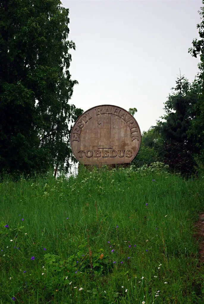 Eesti Rahariik - 1 tobedus Rakvere ligidal (Monument for Silliness near Rakvere)