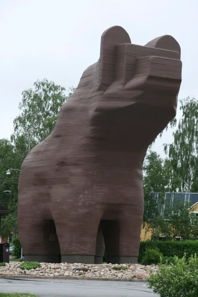 Een houten bruine beer