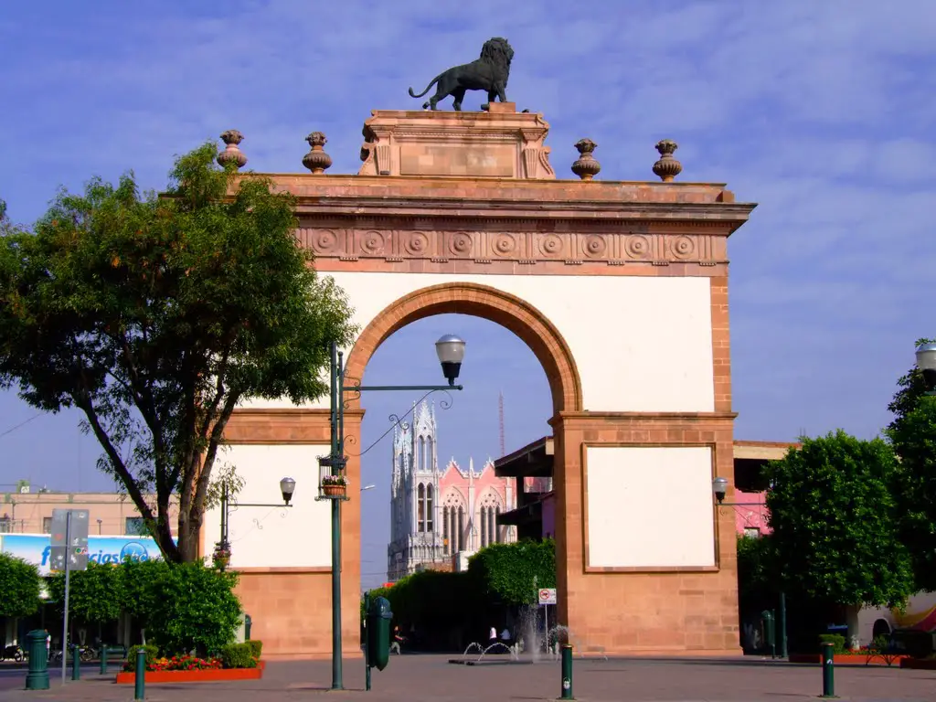 El Arco de La Calzada Símbolo de León Guanajuato 