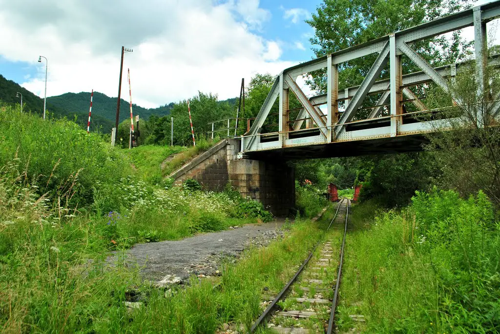 Most (hore) na trati ŽSR č.172 v lokalite Chvatimech križuje úzkorozchodnú trať č. 900 (dole)