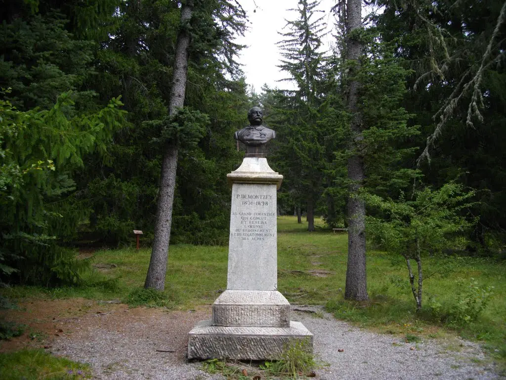 Stèle du fondateur du parc forestier Demontzey