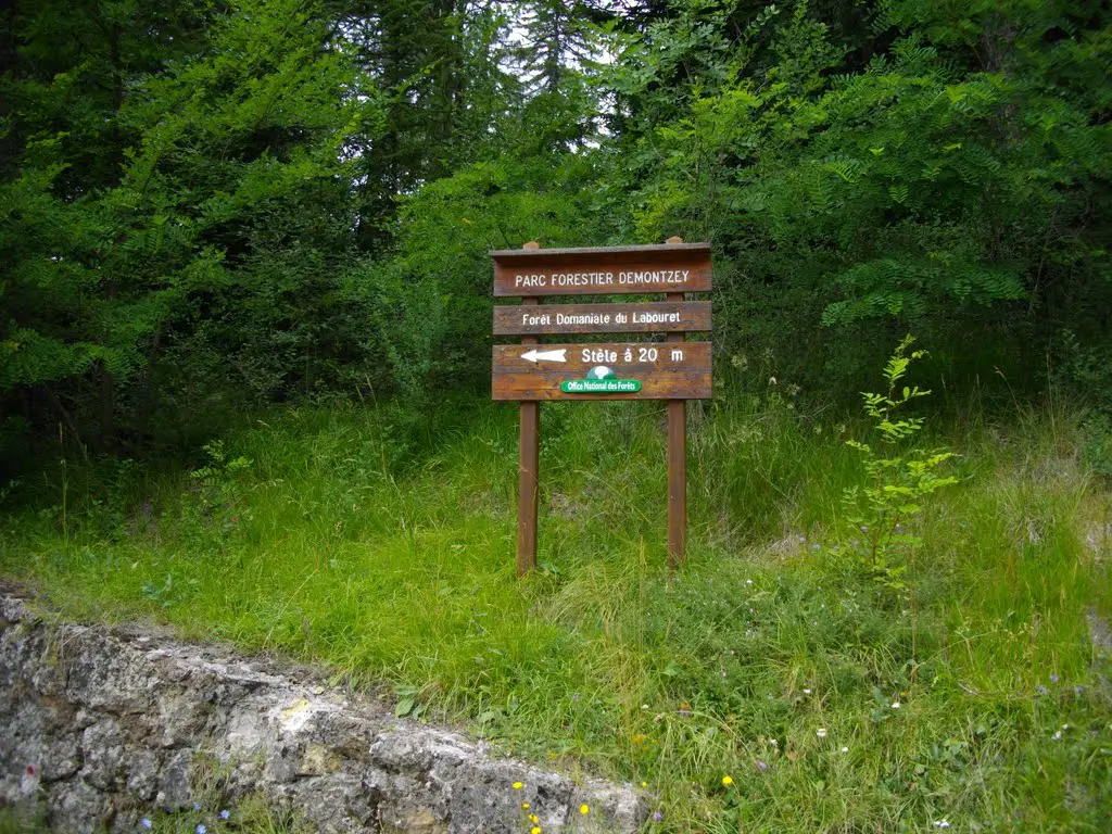 Panneau d'indication du parc forestier Demontzey près du col du Labouret (1240m)