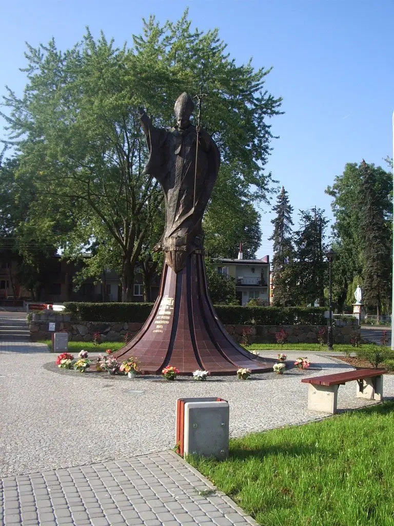 Pomnik Jana Pawła II w Zambrowie przy kościele Trójcy Przenajświętrzej