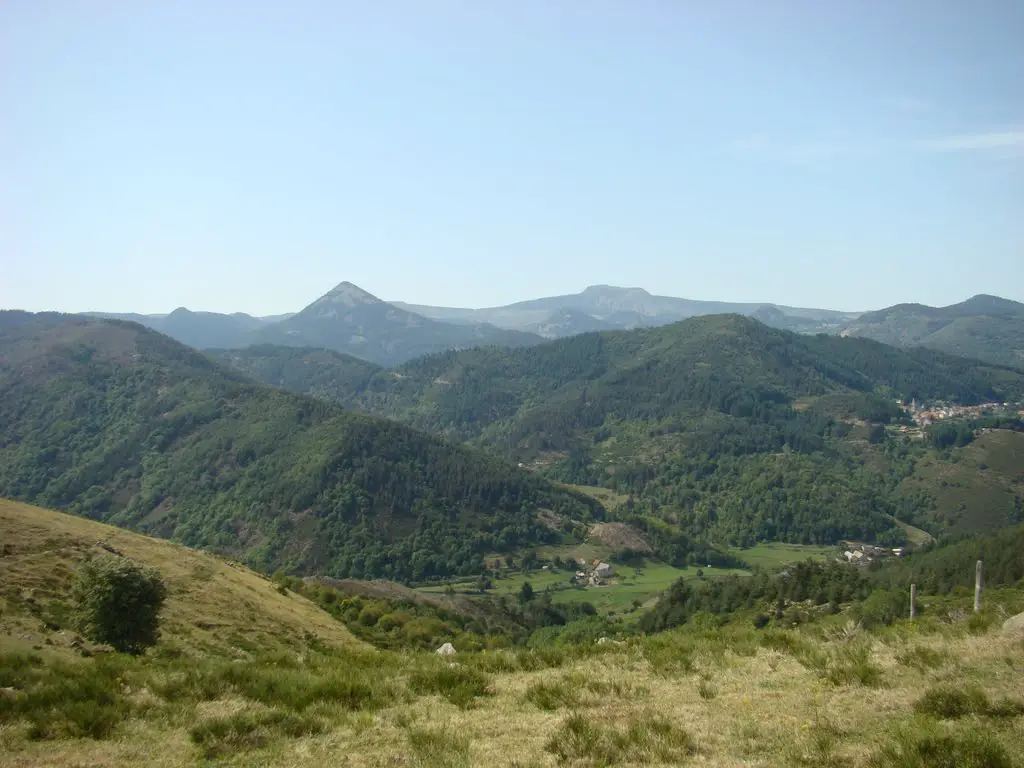 Suc de Sara;Mont Mézenc; village de St Martial vue  du col de pras