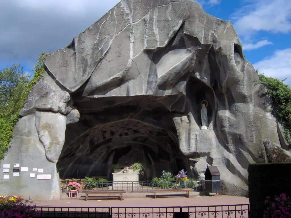 Nachbildung der Lourdes-Grotte in Wettolsheim