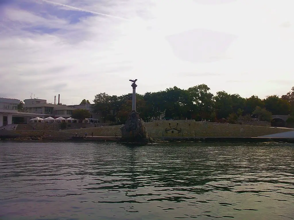 Вид с моря на Памятник затопленным кораблям