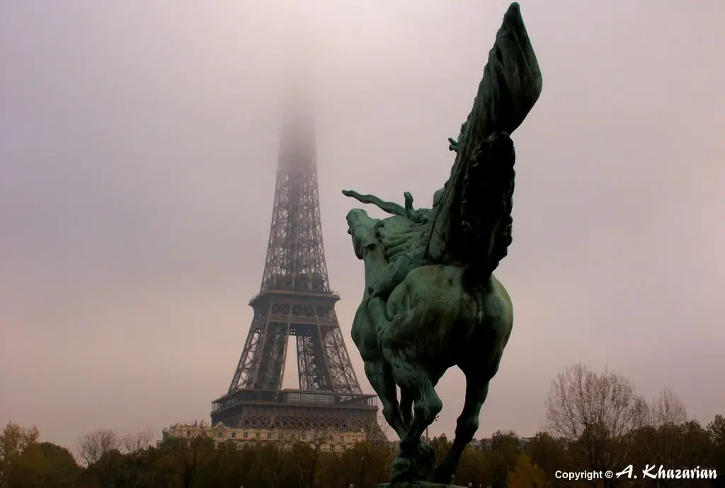 Paris, jour de brouillard