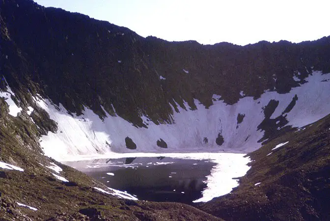 Этот кратер с озером, нечто иное, как исток реки Озерной.