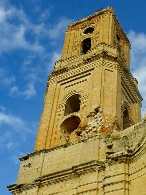 Restos de bombas y metralla en la antigua iglesia de Corbera