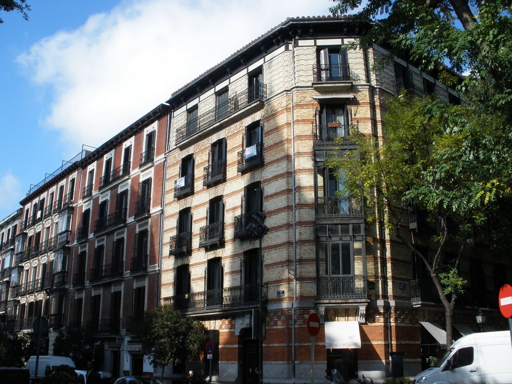 Edificio de viviendas, de finales del siglo XIX en c/ Columela c/v Lagasca  | Mapio.net