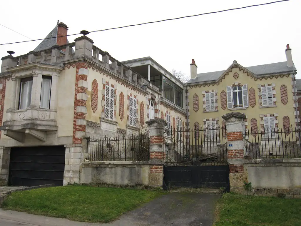Maison de maître (vue de la droite) à Brieulles-sur-Bar, Ardennes, France