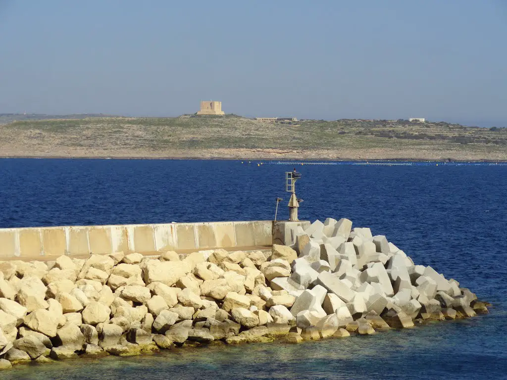 Malta; Cirkewwa Ferry Terminal gen Comino-Festung