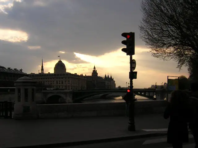 Luz roja a la noche de Paris