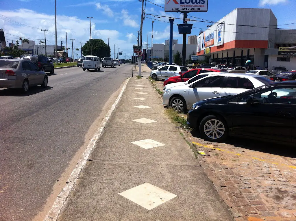 Avenida Engenheiro Roberto Freire, Capim Macio 
