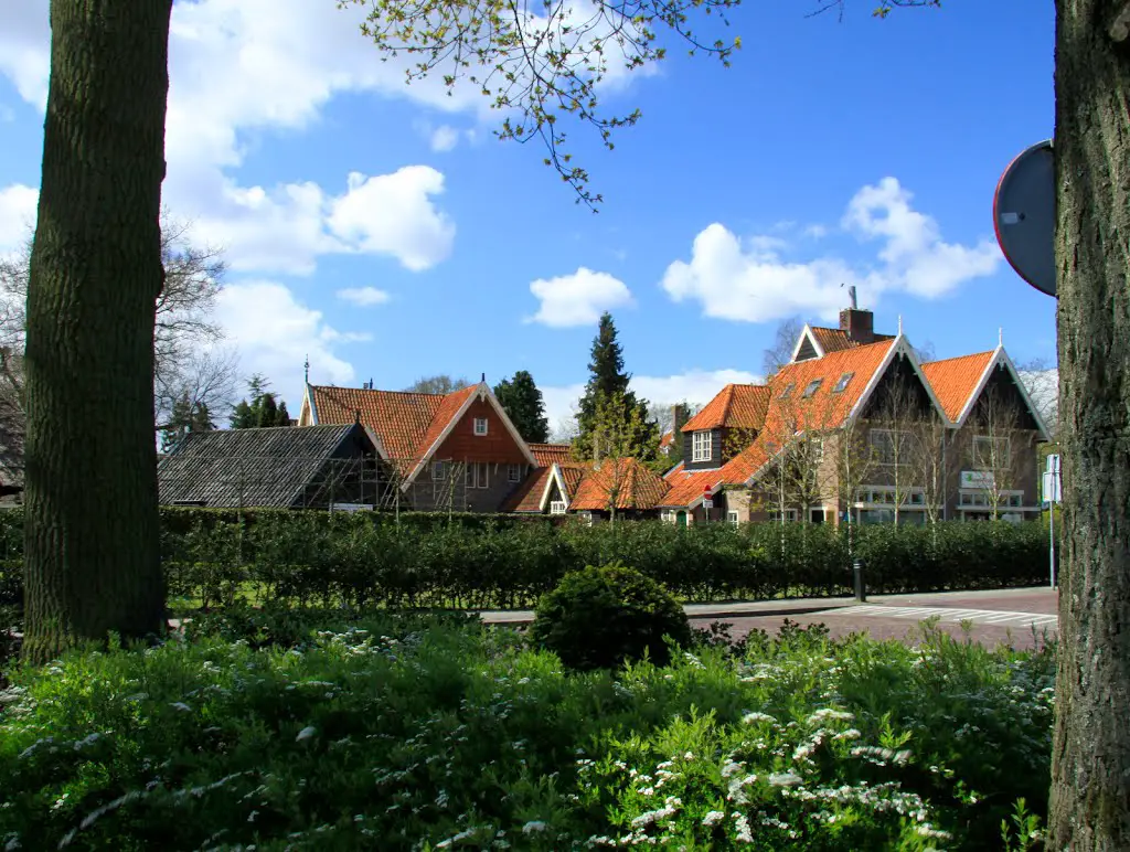 Mooi hoekje met bijzondere huizen aan de Huizerweg in Blaricum.