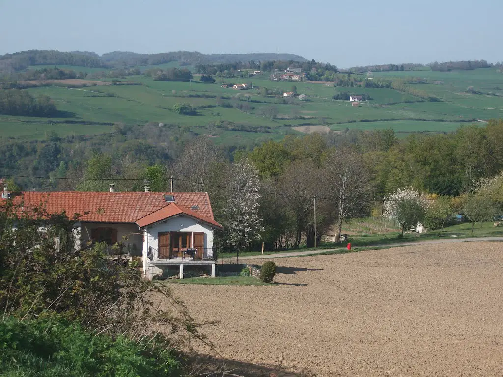 Jolie maison et panorama en direction du nord depuis le lieu-dit du Châtelard, Sainte-Catherine (Rhône)