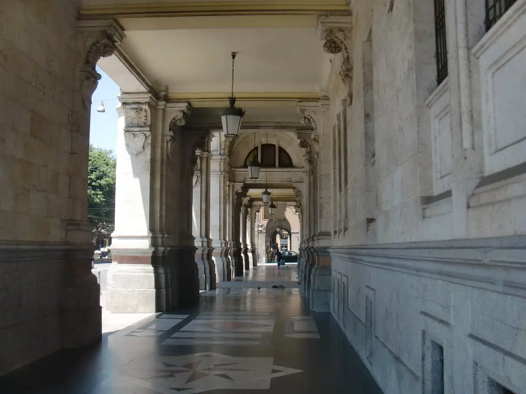 il portico del palazzo municipale di Cagliari