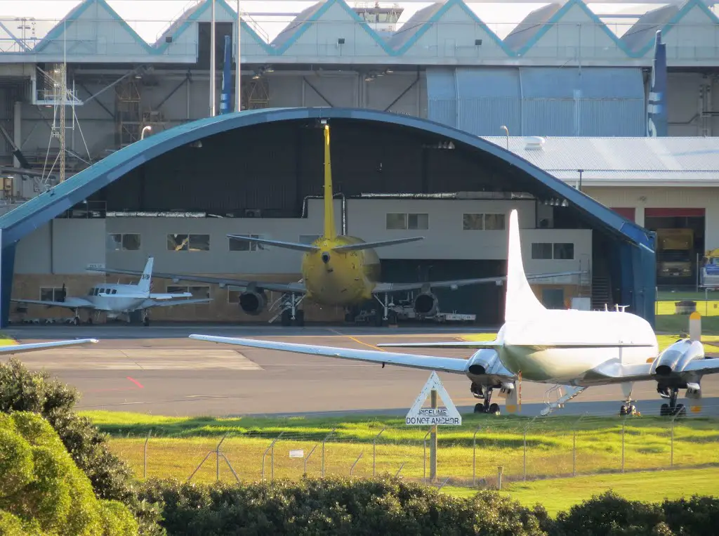 Convair 580F & Hangar (with B. 737-200 inside) - Auckland airport (AKL), North Island, New Zealand.