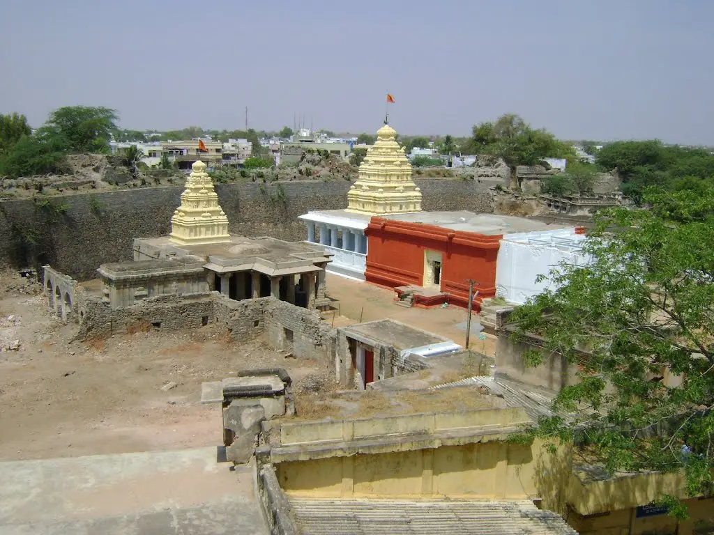 Gadwal fort insaid temple,ishwar bisam